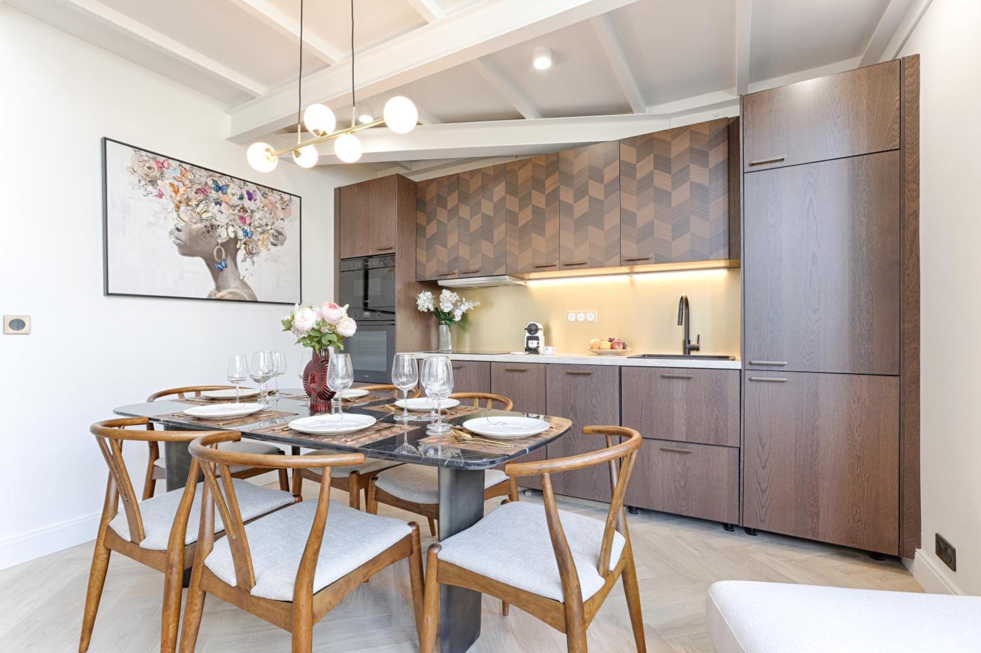 Duplex à Deux Pas Des Champs Elysée *